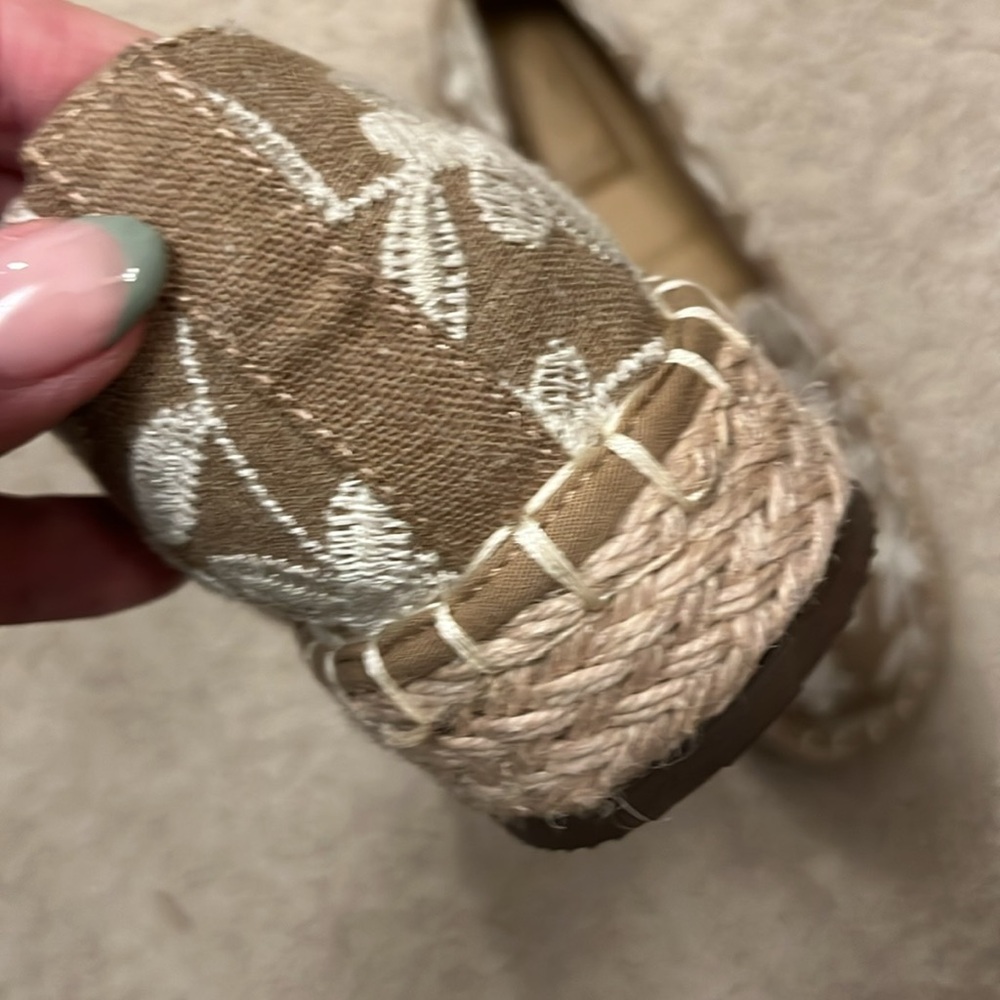 NWT Joie slip on floral shoes color-tan/white.🤎🤍 - Picture 4 of 7